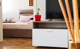 City Center Cute And Comfy Apartment - Ajia Apartments